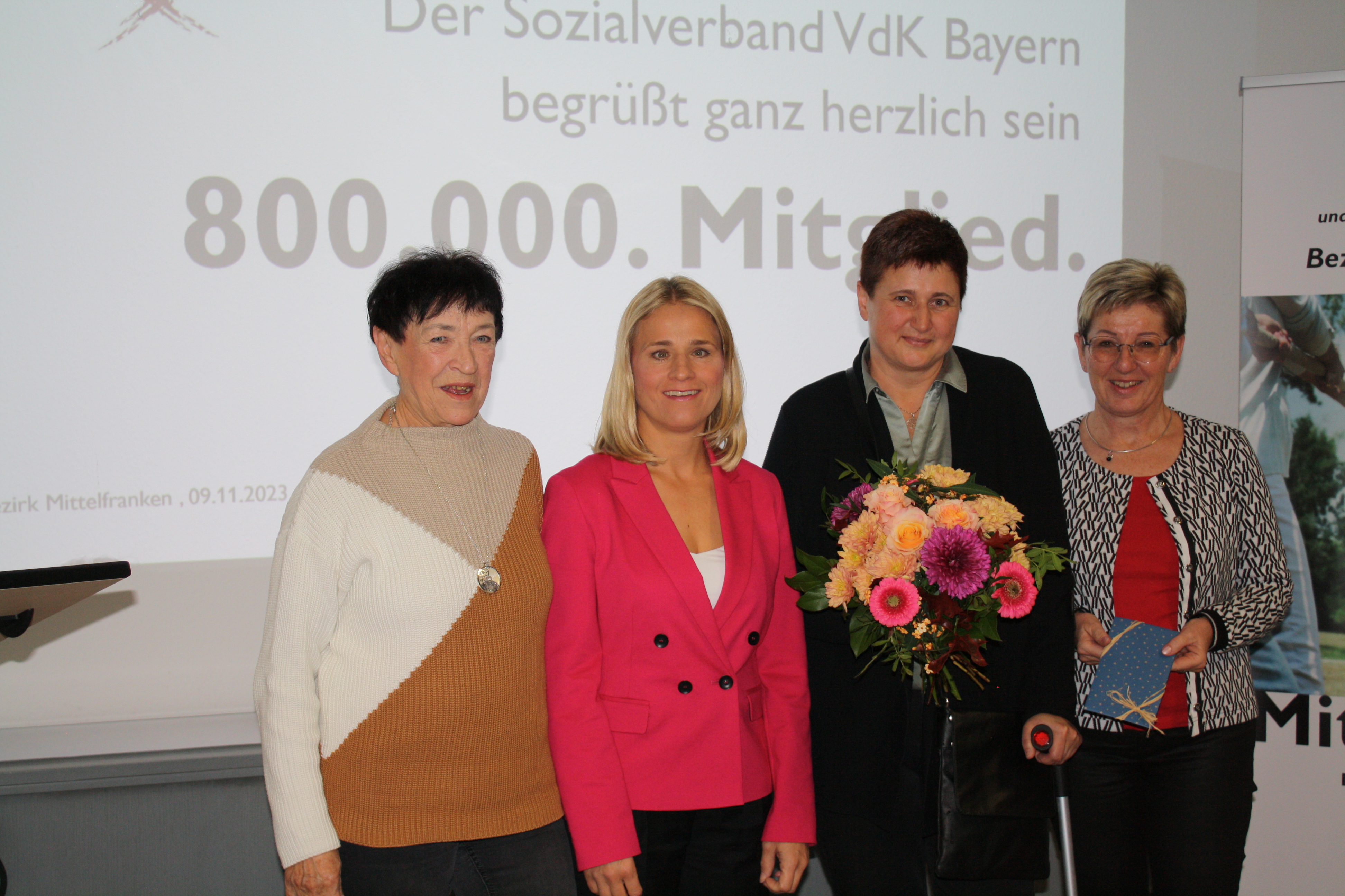 Auf dem Foto sieht man (von links): VdK-Kreisvorsitzende Ursula Häcker, VdK-Landesvorsitzende Verena Bentele, Jubiläumsmitglied Andrea Pompetzki und VdK-Kreisgeschäftsführerin Andrea Estner.