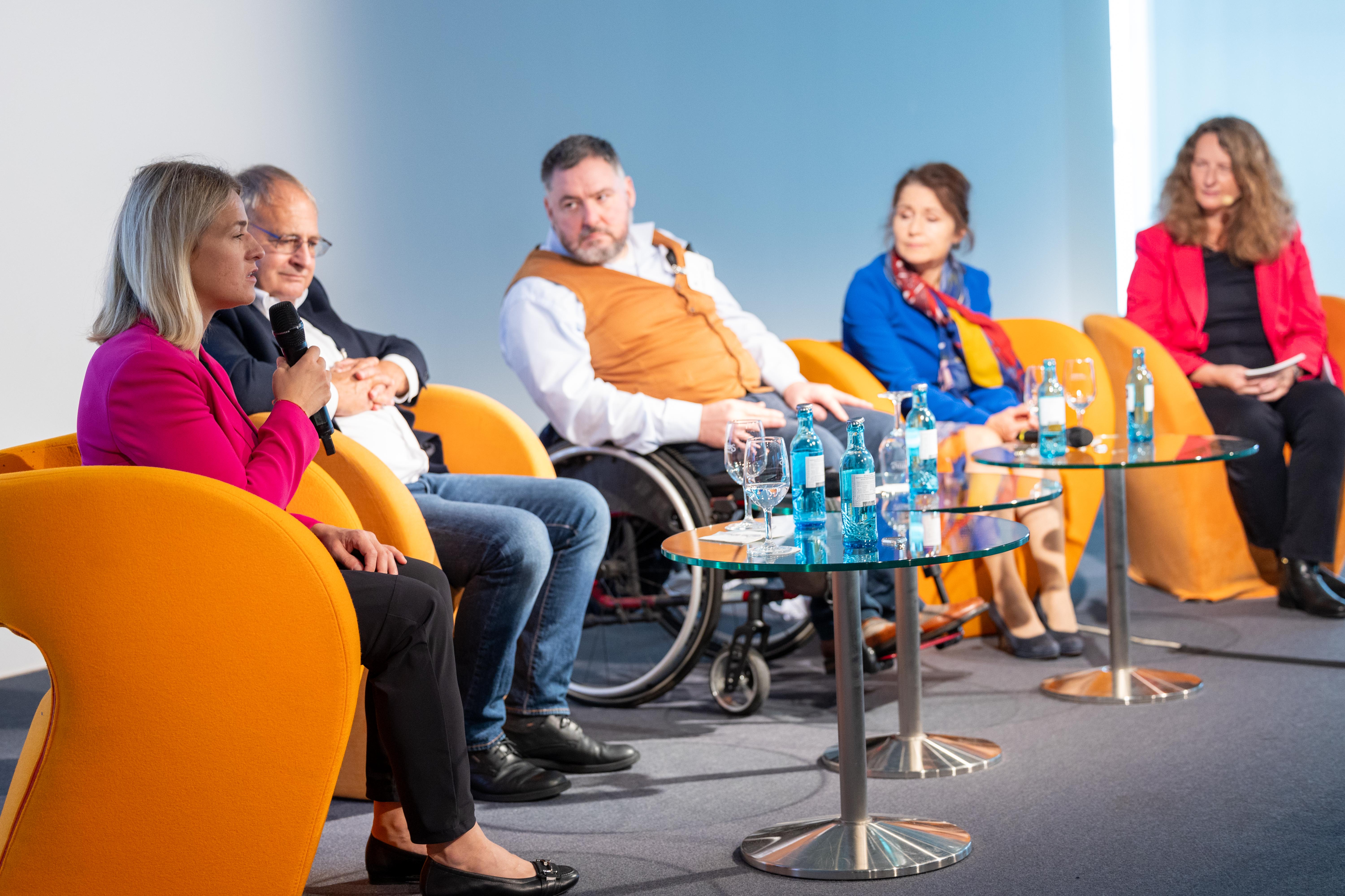 Auf dem Foto sieht man VdK-Landesvorsitzende Verena Bentele und die anderen Podiumsteilnehmenden auf der ConSozial 2024.