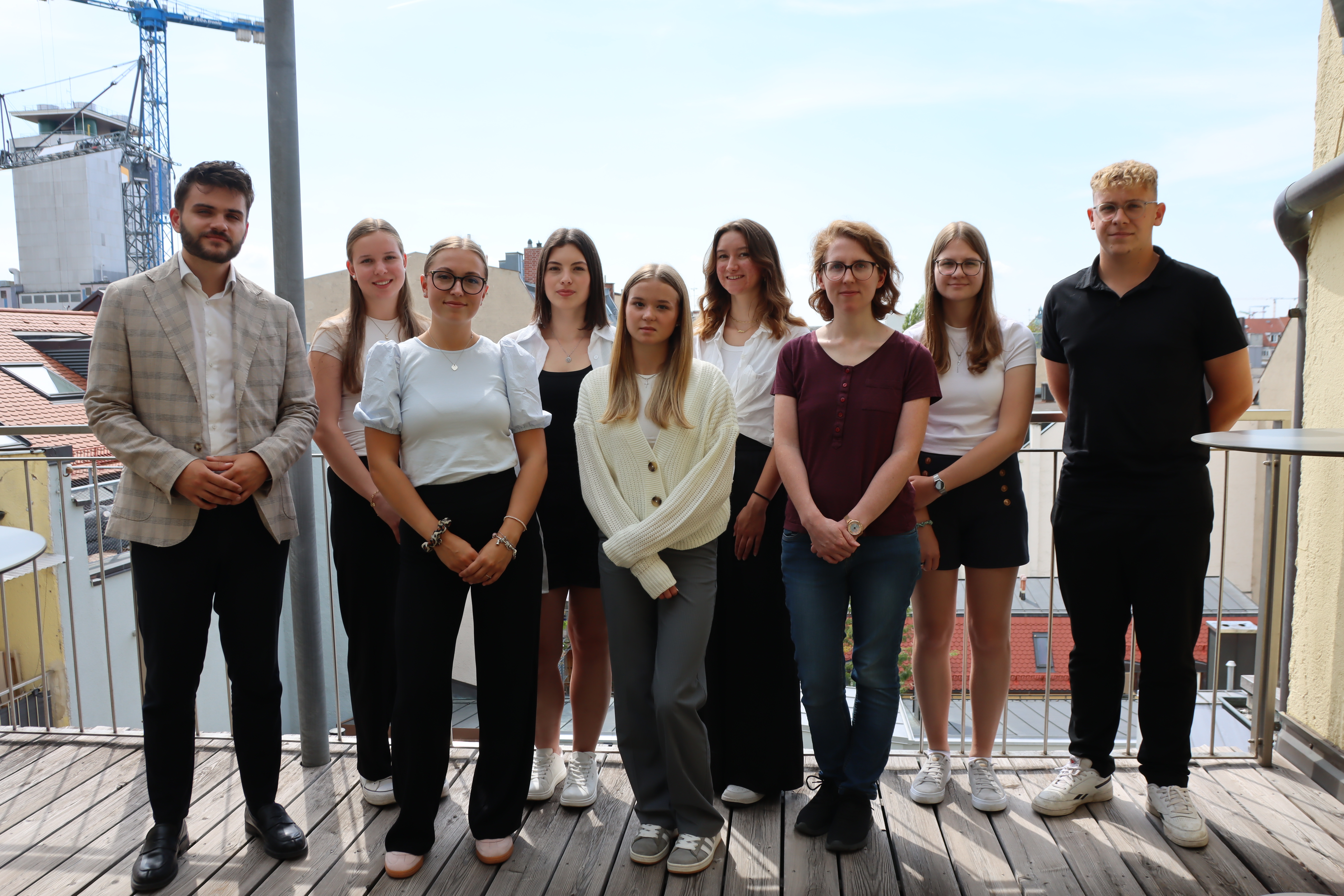 Die VdK-Azubis auf dem Welcome Day: Marin Stimac, Fachreferent für Aus- und Weiterbildung beim VdK Bayern, mit den Auszubildenden Sophie Ruppenstein (Kreisverband Kulmbach), Maya Feuerlein (Kreisverband Haßfurt), Lisa Krauß (Kreisverband Kitzingen), Hannah Pozeb (Kreisverband Dachau), Elena Liebert (Kreisverband Landshut), Sarah Broßart (Kreisverband Rosenheim), Emma Marie Bernloher (Kreisverband Straubing-Bogen) und Jonas Vogel (Kreisverband Bayreuth).