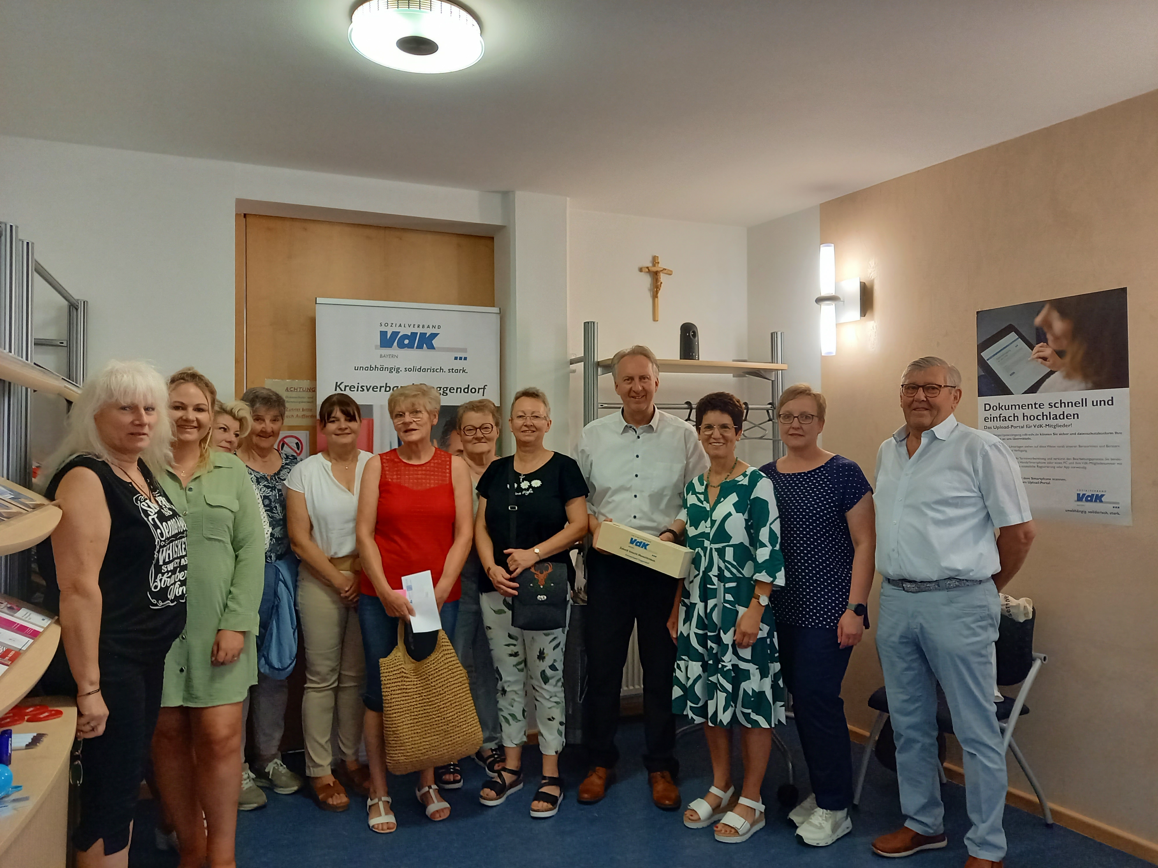 Auf dem Foto sieht man Besucherinnen und Besucher sowie Haupt- und Ehrenamtliche des VdK Bayern in der Kreisgeschäftsstelle Deggendorf.