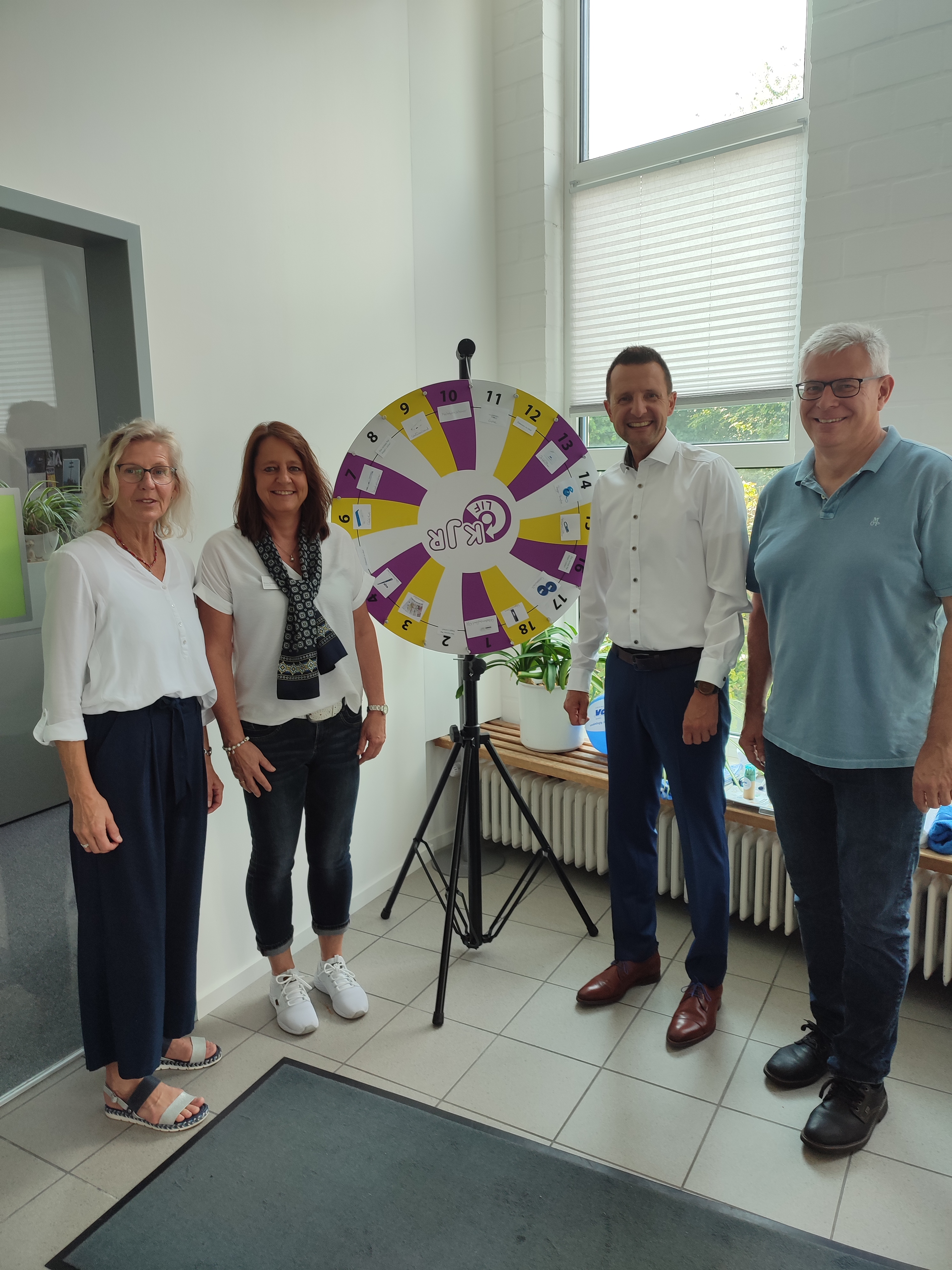 Auf dem Foto sieht man (von links) Christine Rieder, Kreisgeschäftsführerin, Simone Großmann, Verwaltungsangestellte, Andreas Hügerich, 1. Bürgermeister Lichtenfels, Gregor Friedlein-Zech, 1. Bürgermeister Marktzeuln in der Kreisgeschäftsstelle des Kreisverbands Lichtenfels.