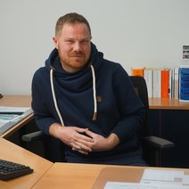 Mobiler Sozialrechtsberater Alexander Forster am Schreibtisch