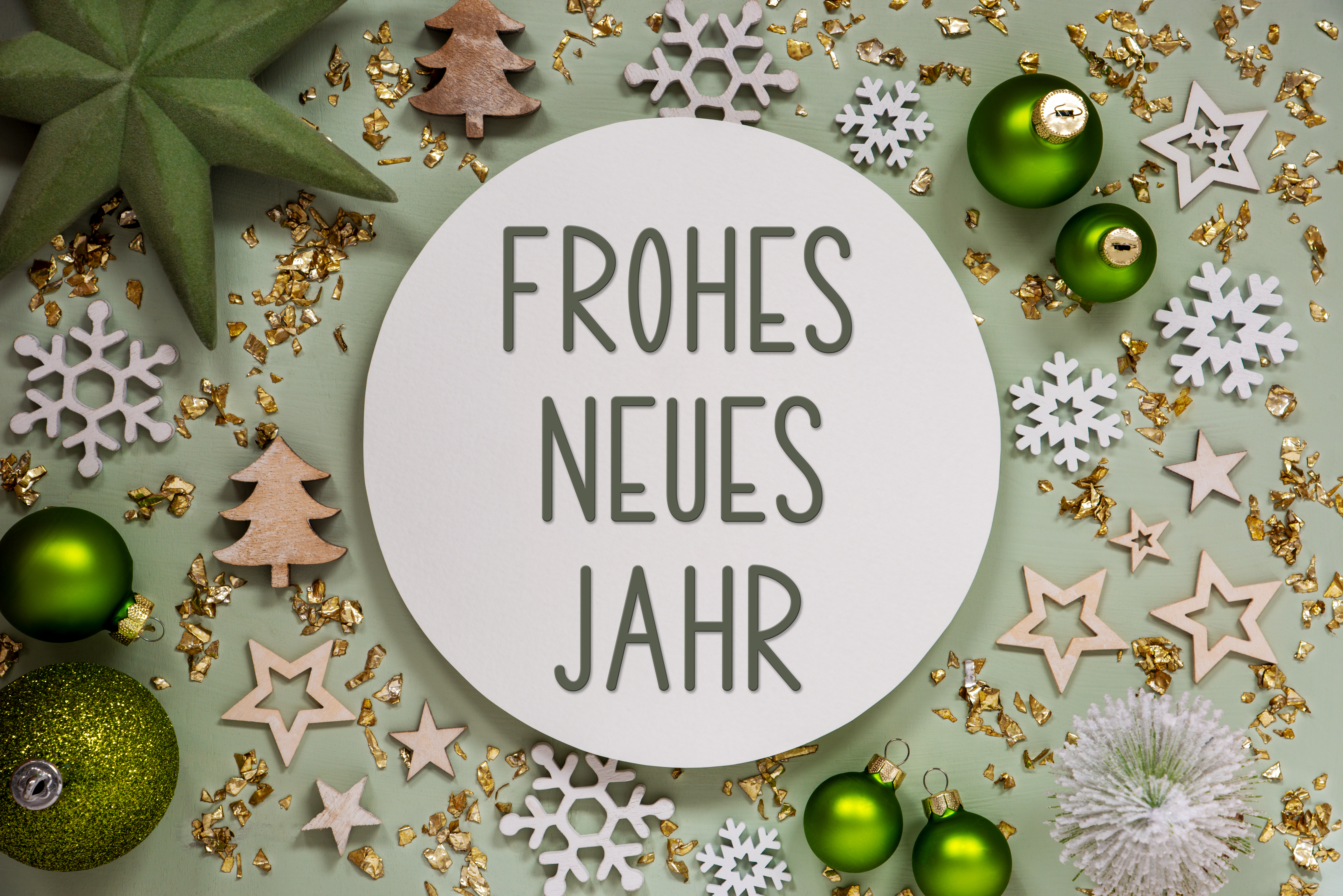 Grafik mit weihnachtlicher Deko und dem Text &bdquo;Frohes Neues Jahr&ldquo;.