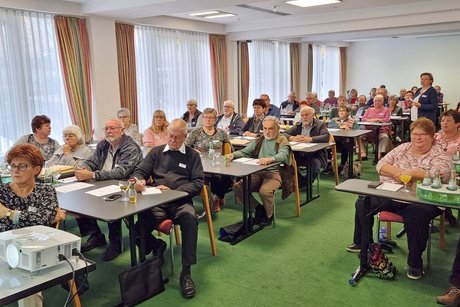 Abgebildet sind die ehrenamtlichen Mitarbeiter und Mitarbeiterinnen