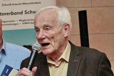 Herr Hartwig Reimann wird f&uuml;r 55 Jahre Mitgliedschaft geehrt.