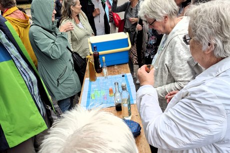 Der Geburtstagsumtrunk mit s&uuml;&szlig;en Leckereien von Thea Hirsch auf dem Parkplatz