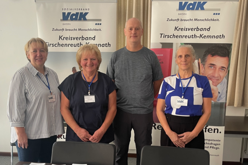 Auf dem Foto sind v.l. Petra Dietl, Christine Erhardt, Kreisgesch&auml;ftsf&uuml;hrer Thomas D&ouml;hler und Angelika Seitz. Verst&auml;rkt wurde das Frauenteam sp&auml;ter noch von Konrad Schedl.