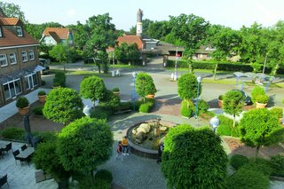 Außenansicht mit Innenhof, des Sporthotel Middelpunkt in Aurich.