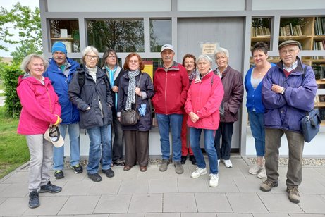 Eine lustige Wandergruppe ! .