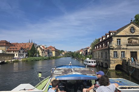 Schifffahrt auf der Pegnitz. Die Pegnitz vom Schiff aus zu sehen.