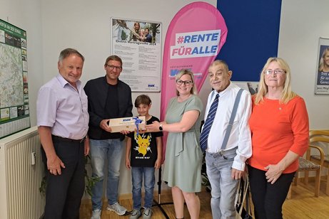 VdK Kreisverband Vilshofen begrüßt sein 6.000stes Mitglied von links: Kreisvorsitzender Willi Wagenpfeil, 6.000 Mitglied Johannes Plattner mit Sohn Luis, Kom. Kreisgeschäftsführerin Julia Rehm, Ortsvorsitzender Aldersbach Gerhard Welack mit Ehefrau Irmgard Welack