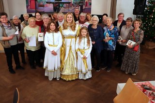 Gruppenbild mit KuchenbäckerInnen und dem Treuchtlinger Christkind