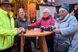 Teilnehmer der Nikolausfahrt am Glühweinstand