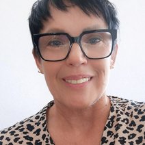 Das Foto zeigt Birgit Pfister, die Kassiererin des Ortsverbandes Poppenhausen mit dunklem Kurzhaarschnitt, schwarz umrahmter Brille und freundlichem L&auml;cheln