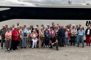 Tagesausflug VdK Markt Indersdorf, Gruppenfoto vor dem Reisebus