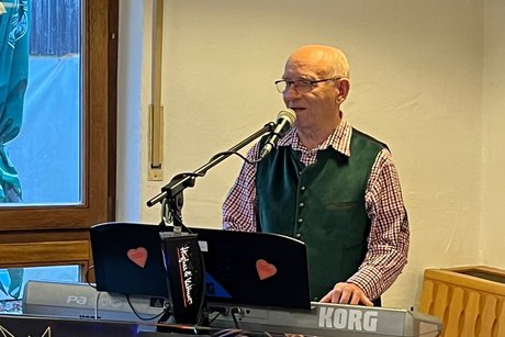 Herr Ortmann begleitet uns musikalisch durch den ganzen Nachmittag