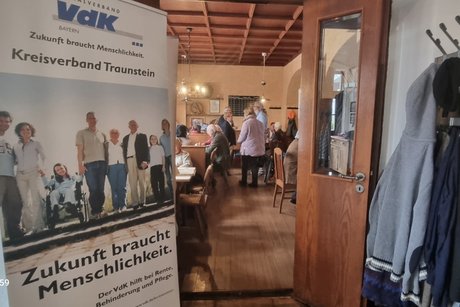 Ein Blick ins St&ouml;bern beim Sailerkeller - vor der T&uuml;r das Rollup des VdK mit dem VdK-Slogan "Zukunft braucht Menschlichkeit"