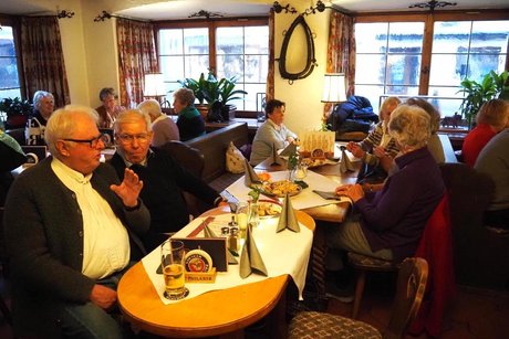 Unsere Weihnachtsfeier im Gasthof Alpenrose Auf dem Foto sehen sie unsere Mitglieder bei der fröhlichen Weihanchtsfeier
