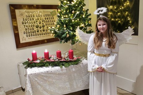 ein Junges M&auml;dchen im wei&szlig;en Gewand mit Fl&uuml;geln