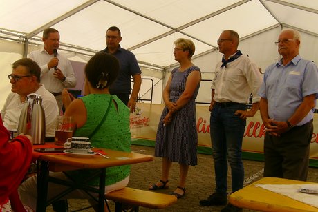 Hintere Reihe von links: Landrat Bernd Obst, Erster B&uuml;rgermeister Rainer Gegner, Birgit H&ouml;fling, MdB Tobias Winkler, Walter Hartmann