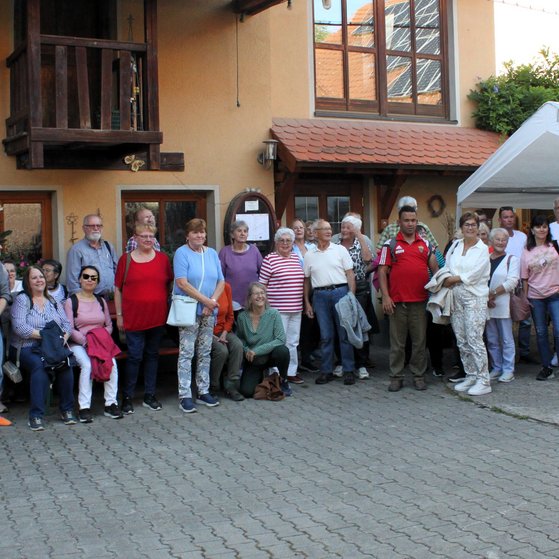 Das Bild zeigt die Teilnehmer bei der Busfahrt nach Bad Mergentheim beim Eingang zum Weingut Alt in Ippesheim am 26.09.2026