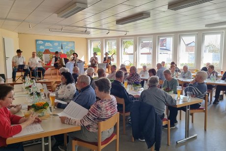 Pfarrsaal mit Teilnehmer bei Rahmenprogramm