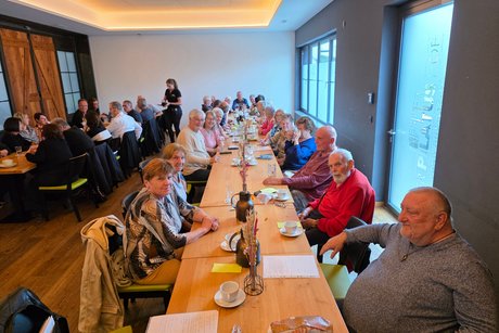 Teilnehmer*innen beim Kaffeenachmittag