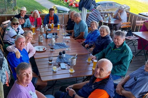 Gruppenfoto: Entspannung u.a. bei einem isotonischen Getr&auml;nk &ndash; VdK-Radlergruppe aus Pleinting, Alkofen und Vilshofen