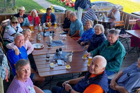 Gruppenfoto: Entspannung u.a. bei einem isotonischen Getr&auml;nk &ndash; VdK-Radlergruppe aus Pleinting, Alkofen und Vilshofen