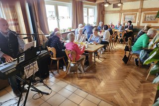 Abgebildet ist das gesellige Beisammensein anlässlich des Herbstfestes