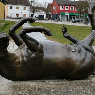 Die Bronze-Statue "Wälzende Stute" wurde 1995 vom Malchinger Bildhauer Dominik Dengl geschaffen.
