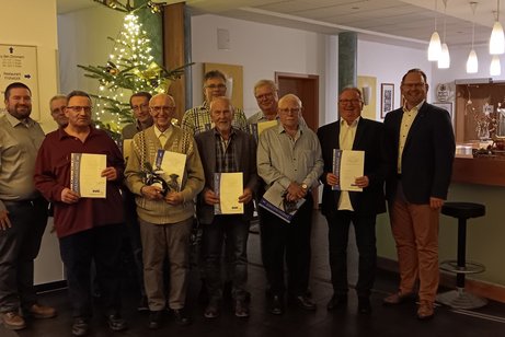 Auf dem Bild sind die Geehrten zu sehen