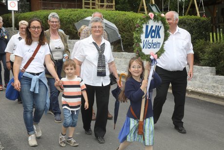 Das Bild zeigt die Teilnehmer des VdK OV Vilsheim beim Umzug