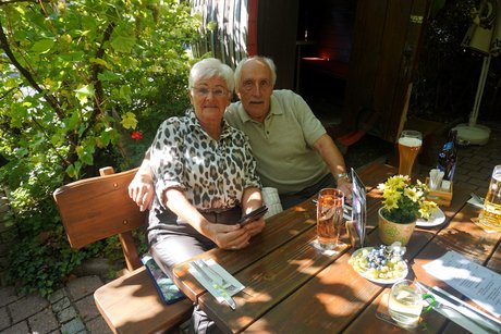 Teilnehmer beim Mittagessen im Landgasthof Taubertal