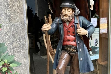 Bild eines großen holzgeschnitzten Kraxenträgers