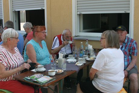 Teilnehmer/-innen beim Kaffeekr&auml;nzchen bei Chiccos Gartensch&auml;nke in der Hugo Post Kleingartenanlage