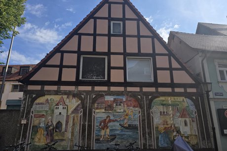 Historische Gebäude mit alter Malerei Man sieht ein altes Gebäude mit historischer Malerei verziert.