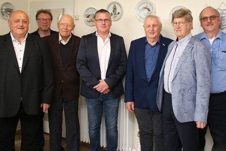 Die geehrten Mitglieder G&uuml;nter Keiner f&uuml;r 25 Jahre (1. v. li), f&uuml;r 30 Jahre Alfons Weber (3. v. li.), Edmund Mauser (5. v. l.) und Otto L&uuml;tzelberger (6. v. l.) mit Kreisgesch&auml;ftsf&uuml;hrer G&uuml;nther Edl (4. v. l.), Kassier Herbert Stilkerich (2. v. l.) und 2. Vorsitzenden Waldemar Frank (7. v. l.)