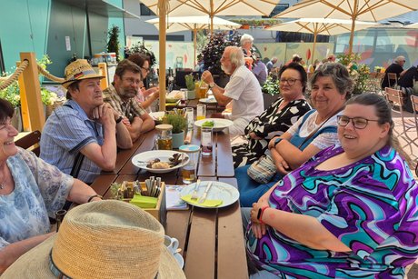 Mehrere Personen bei der Mittagspause