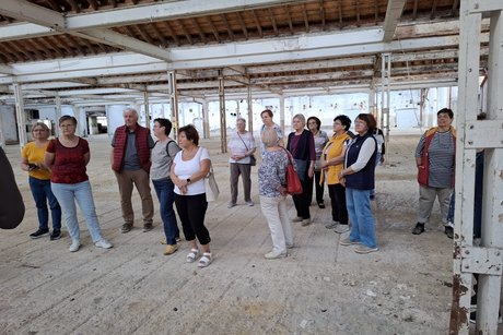 alte Hallen mit Besuchenden der F&uuml;hrung