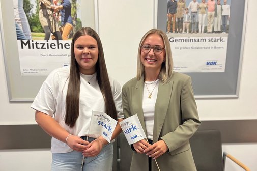 Der VdK Ha&szlig;furt bildet zwei Frauen in der Gesch&auml;ftsstelle aus.