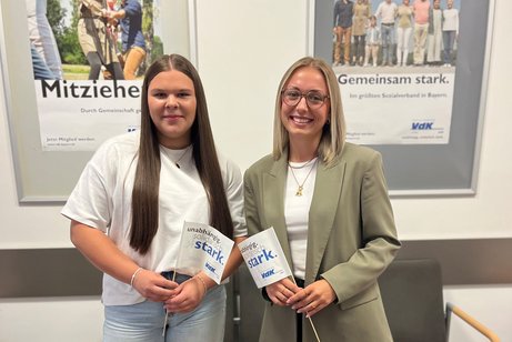Der VdK Ha&szlig;furt bildet zwei Frauen in der Gesch&auml;ftsstelle aus.