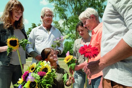 Gemeinsam Blumen pfl&uuml;cken