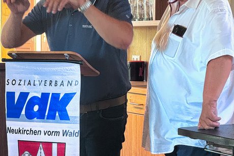 B&uuml;rgermeister Erwin Braumandl mit Johann Liebl bei seinem Gru&szlig;wort an den VdK Ortsverband