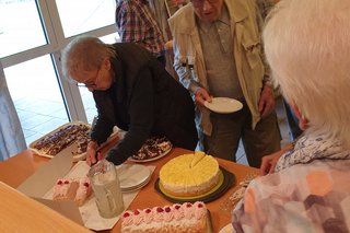 Kuchenausgabe beim Monatstreffen