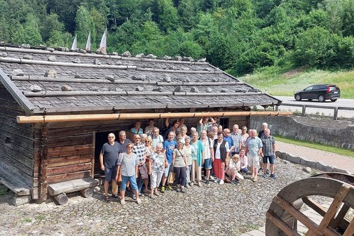 Gruppenfoto VdK Reisegruppe vor einer Original Brennhütte