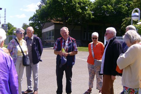 In der Mitte Fremdenf&uuml;hrer Franz B&ouml;hmer