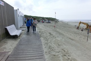 Auf dem Bild: Gruppenbild von fünf Frauen auf der "Strandpromenade"