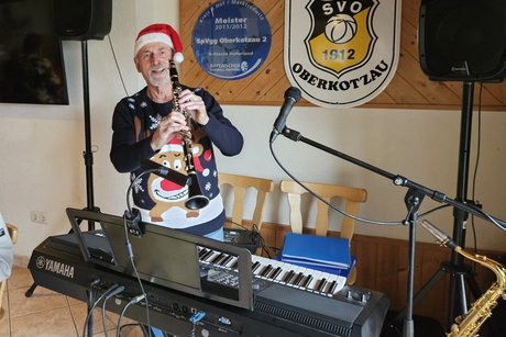 der Musiker spielt auf der Klarinette