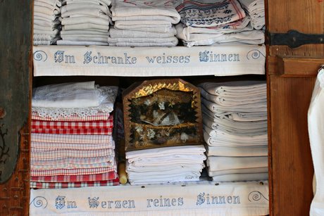 Aussteuer-Schrank - hoffentlich nicht "nichts dahinter"